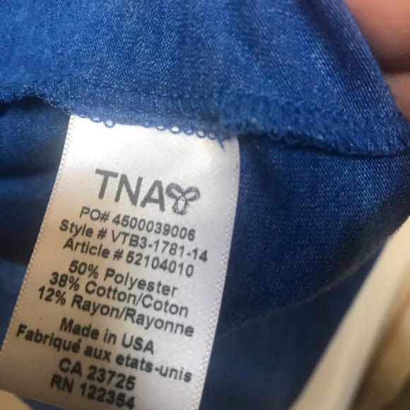 Aritzia TNA low back blue tee shirt, size large. - Picture 3 of 5